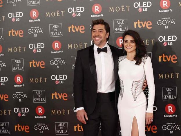 Premios Goya 2018: Penélope Cruz posa con Javier Bardem en la alfombra roja