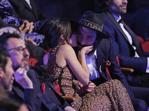 Premios Goya 2018: el beso de Macarena García a Leiva que pasó inadvertido