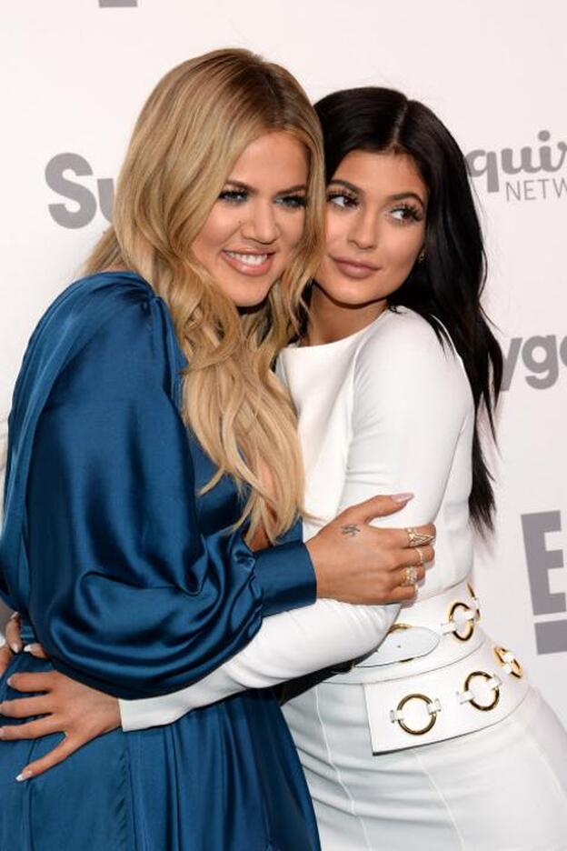 Khloé Kardashian y Kylie Jenner posan juntas y embarazadas