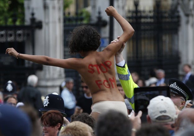 Una mujer protesta en Londres contra la mutilación genital femenina./GTRES