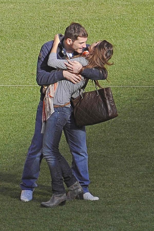 El amor de Sara Carbonero e Iker Casillas, en fotos: en el césped