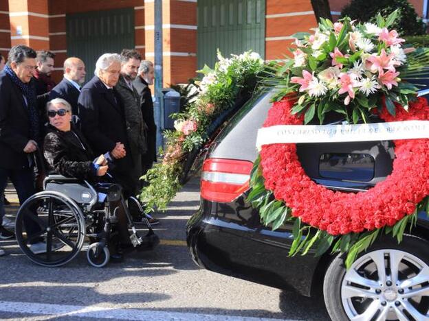 Chiquetete destrozado en el último adiós a su madre