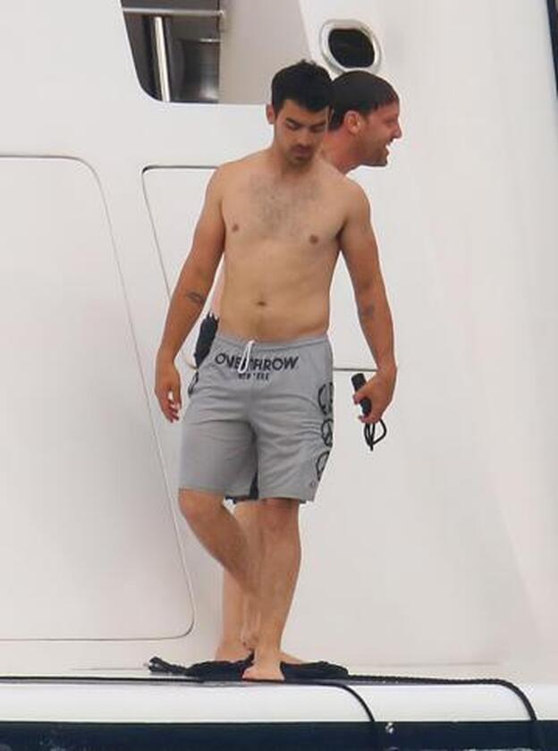 Joe Jonas durante sus vacaciones el verano pasado.