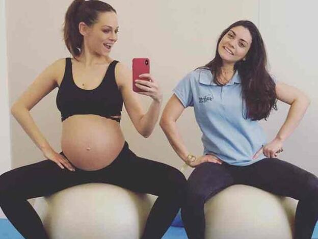 Eva González muestra su tripa de embarazada al aire por primera vez