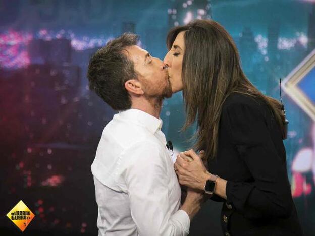 Paz Padilla y Pablo Motos se besan en el plató de 'El Hormiguero'.