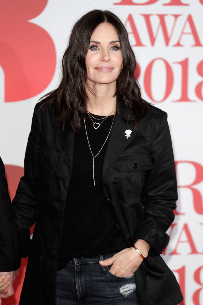 El look de Courtney Cox en la alfombra roja de los Brit Awards 2018