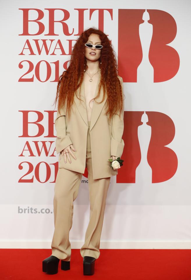 El look de Jess Glyne en la alfombra roja de los Brit Awards 2018