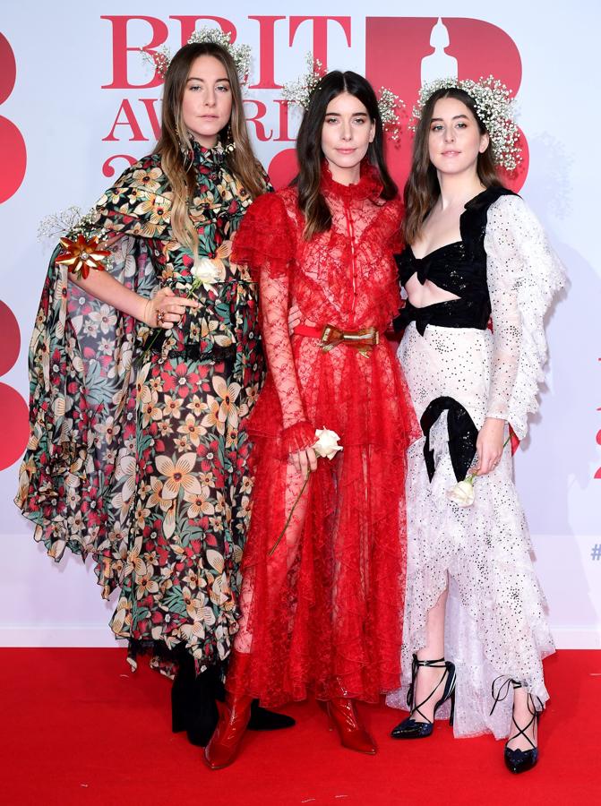 El look delas hermanas Haim en la alfombra roja de los Brit Awards 2018