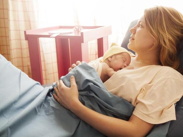 Una madre con su bebé./getty