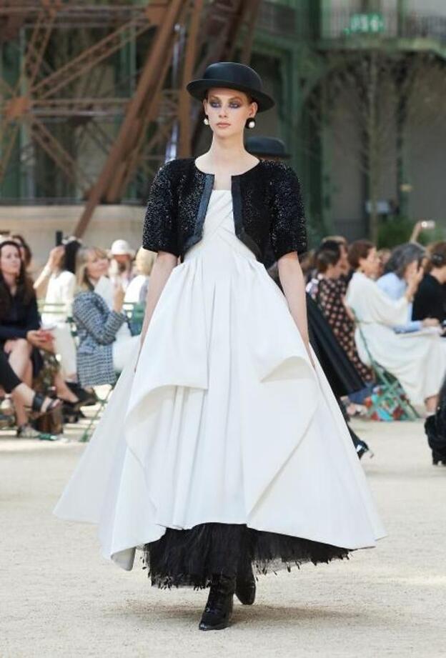 Pincha en la foto del desfile de Chanel para ver nuestra quiniela de vestidos.