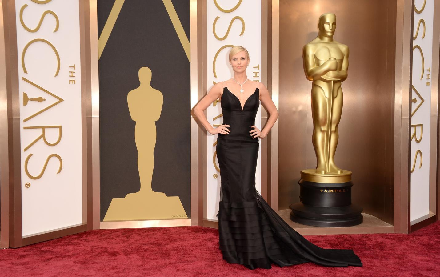 Los vestidos negros más bonitos de la historia de los Premios Oscar: Charlize Theron