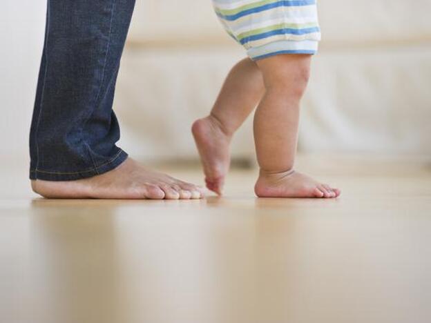 Por qué mi hijo tarda en andar