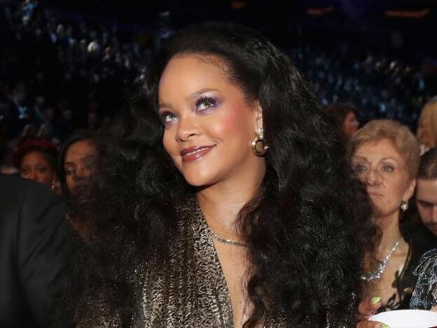 Rihanna elige un 'look' épico de Saint Laurent en su 30 cumpleaños