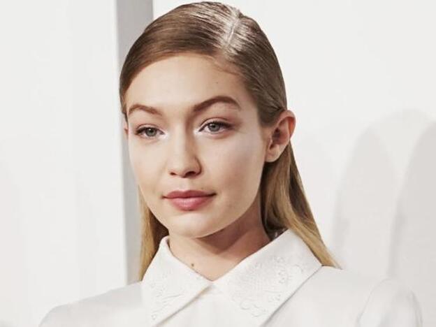 Gigi Hadid lleva una advertencia contra las redes en el móvil