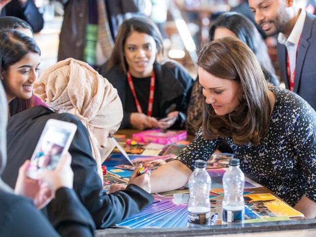 Kate Middleton no dudó en ponerse en las manos de una joven artista para hacerse el tatuaje de henna.