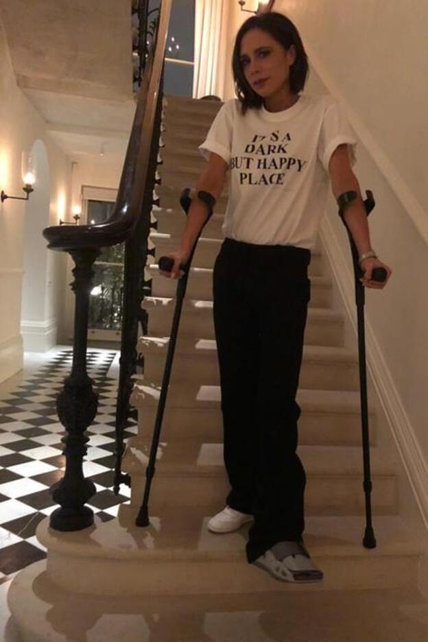 Victoria Beckham posa con muletas tras romperse una pierna
