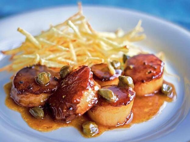 Ensalada de pomelo y vieiras con mantequilla negra