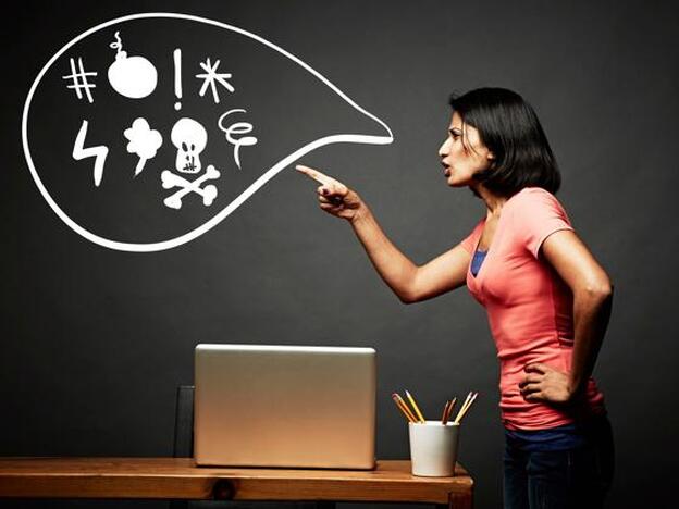 Una mujer representando palabrotas a través de onomatopeyas./getty