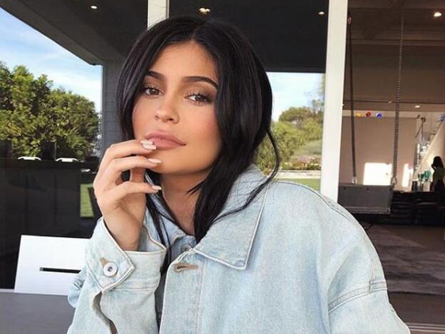 Kylie Jenner posa por primera vez con su hija