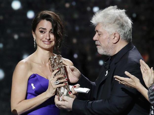 Penélope Cruz, apoyada en París por los hombres de su vida
