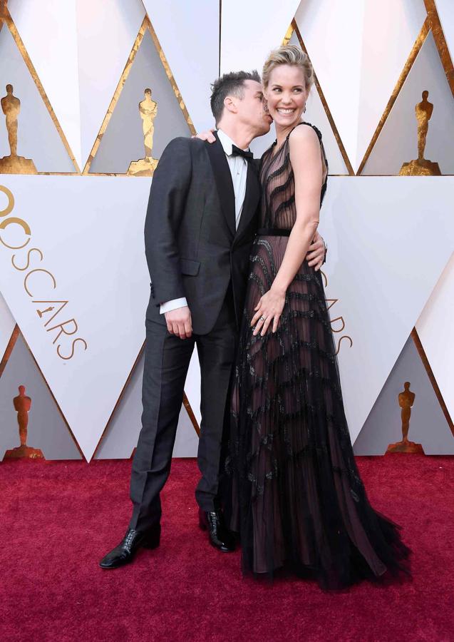 Parejas en la alfombra roja de los Premios Oscar 2018: Sam Rockwell y Leslie Bibb