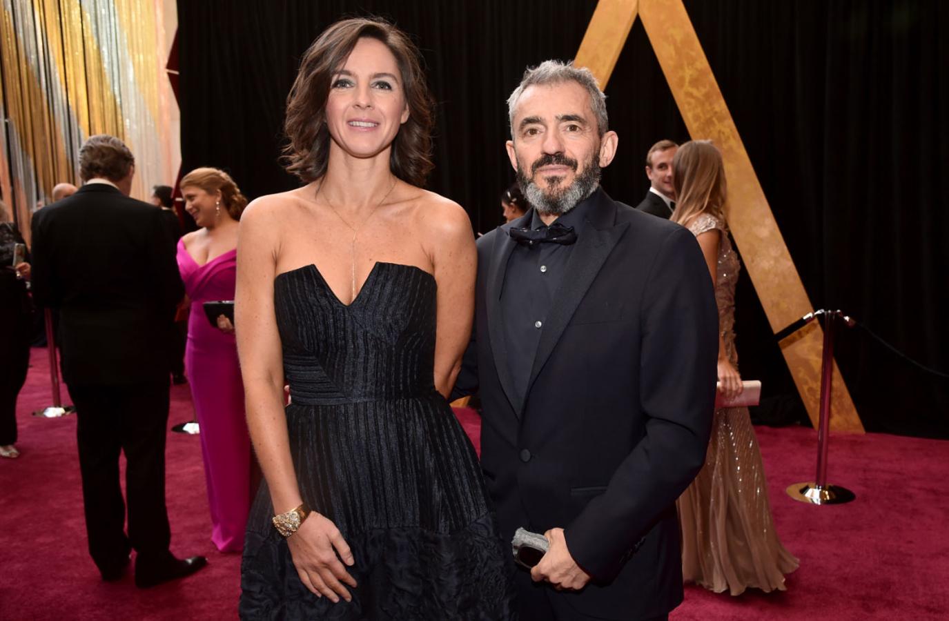 Parejas en la alfombra roja de los Premios Oscar 2018: Alex Mahon y Daniel Battsek