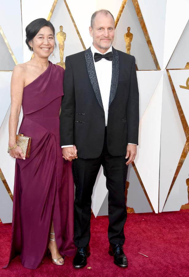 Parejas en la alfombra roja de los Premios Oscar 2018: Laura Louie y Woody Harrelson