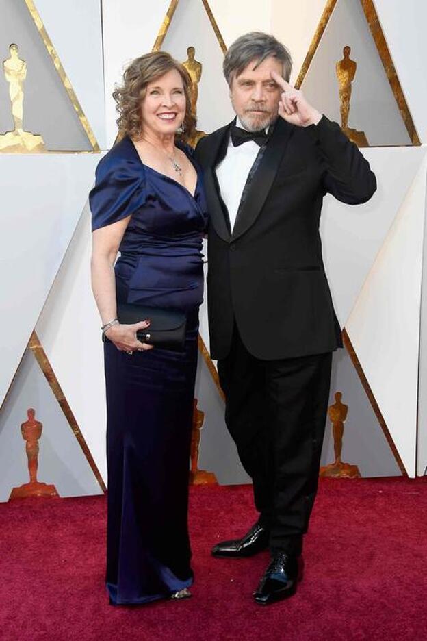 Mark Hamill posa con su mujer, Marilou York, en la alfombra roja de los Premios Oscar 2018./Getty images.