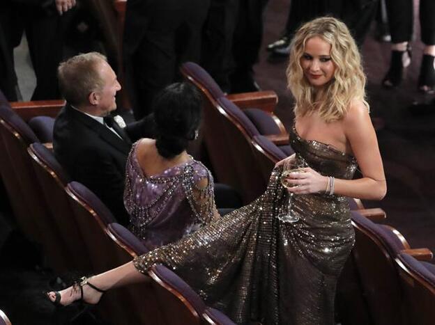Jennifer Lawrence: de la copa de vino a los tropiezos, su historia en las entregas de premios