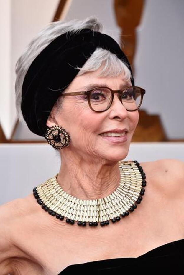 Rita Moreno con cinta de terciopelo adornando su pixie.