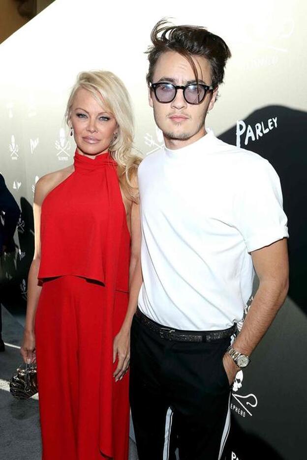 El hijo de Pamela Anderson le parte el labio a su padre para defender a su madre