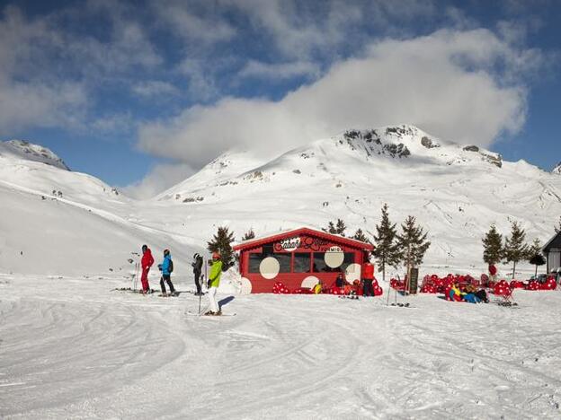 La cabaña Lolea a pie de pista en Formigal, ofrece una amplia variedad gastronómica y cinco variedades de sangría.