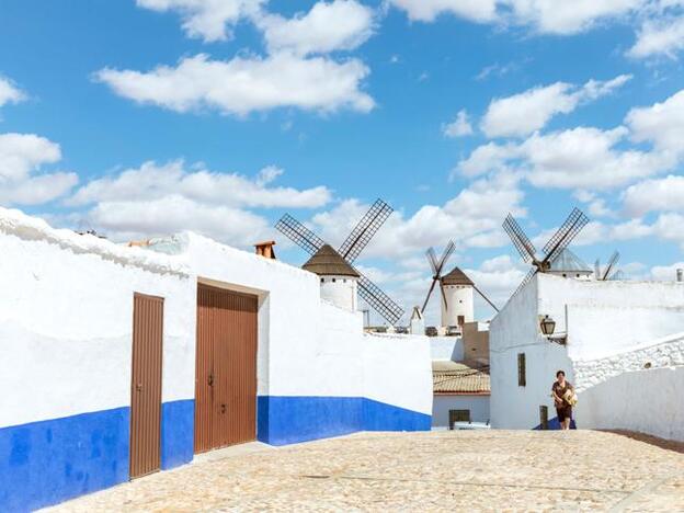 Los molinos de Campo de Criptana en Ciudad Real son de gran interés.