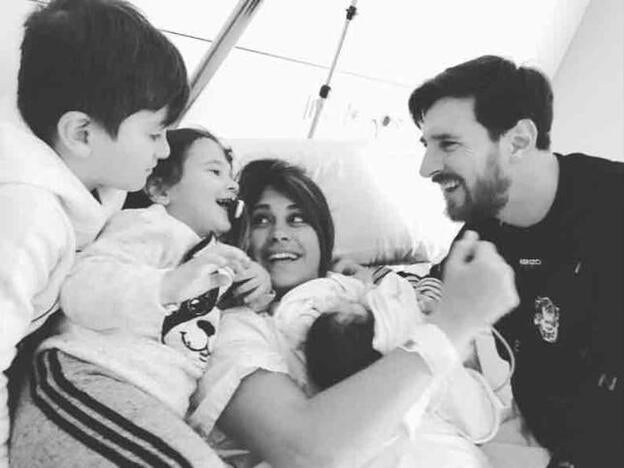 Leo Messi y Antonella Rocuzzo posan por primera vez junto a sus tres hijos./instagram.