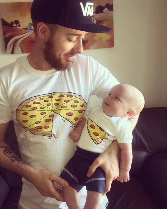 Un papá y su bebé con la misma camiseta