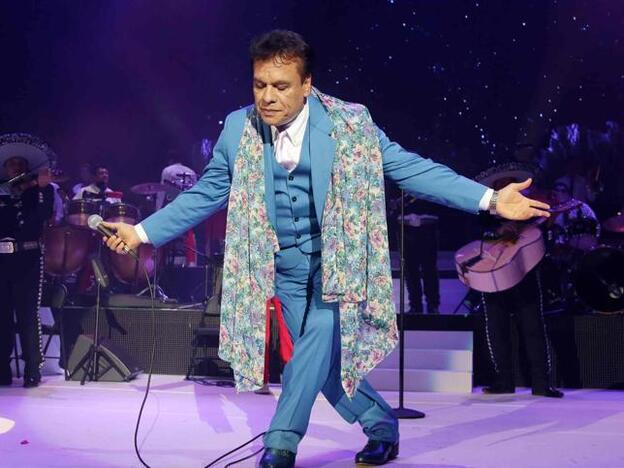 Juan Gabriel sobre el escenario en una de sus actuaciones./cordon press.