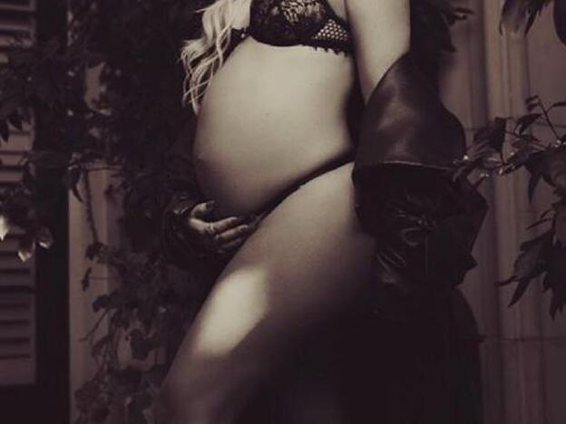 Adivina qué 'celeb' embarazadísima ha posado en lencería