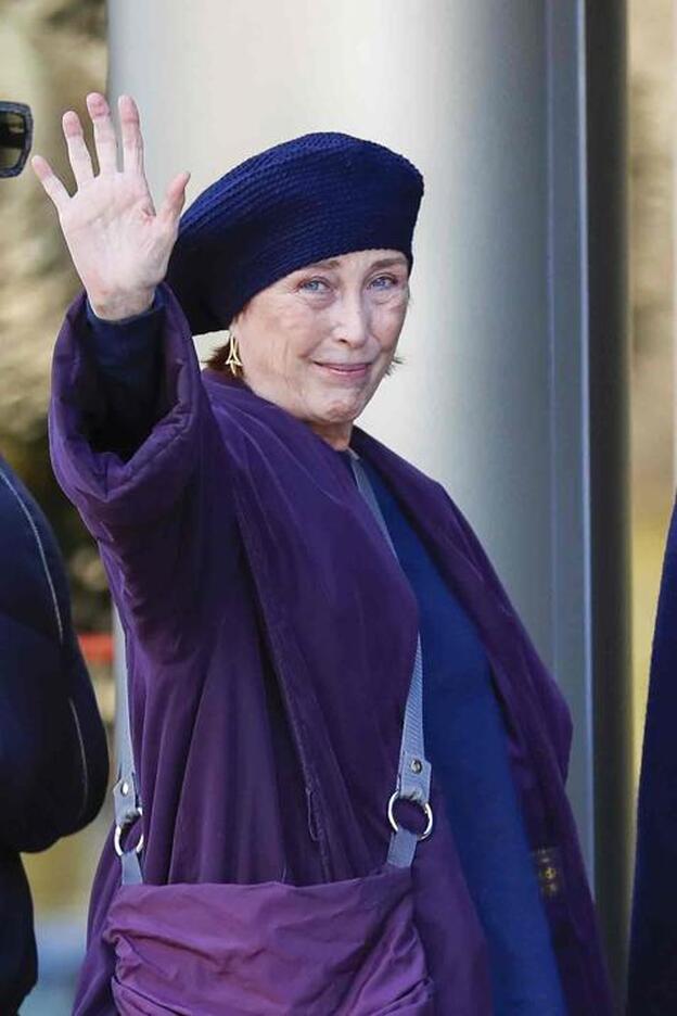 Verónica Forqué, rota de dolor en el último adiós a su madre