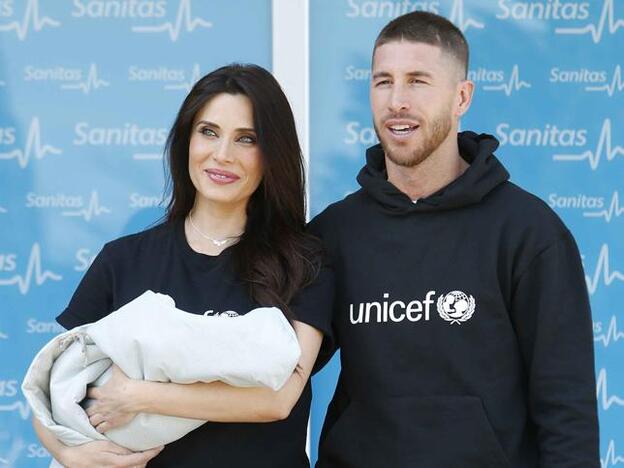 Pilar Rubio y Sergio Ramos posan con su hijo Alejandro a la salida del hospital