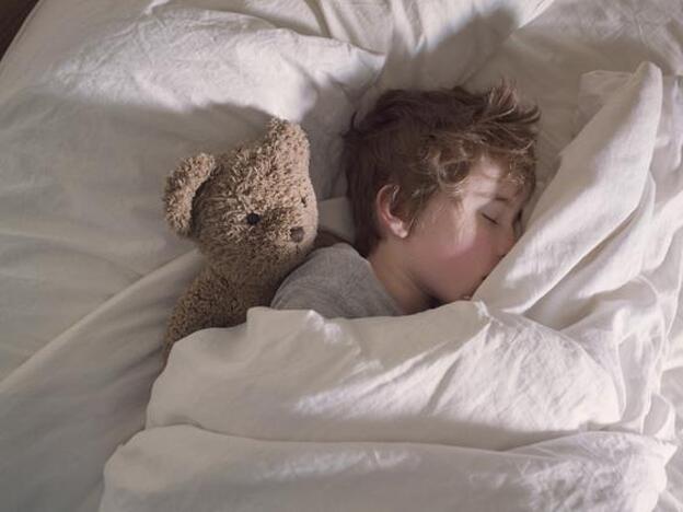 Por qué mi hijo habla dormido