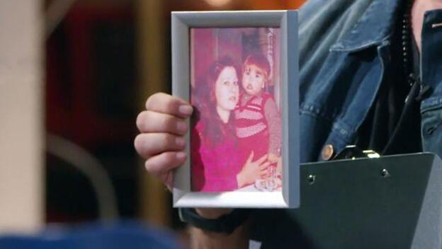 Antonio Orozco muestra emocionado la fotografía de su madre.