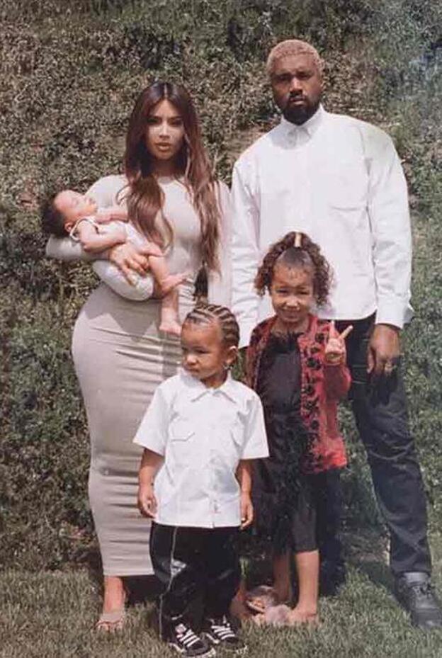 Kim Kardashian y Kanye West ya tienen su primera foto de familia completa