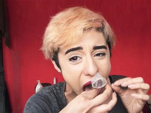 Una de las jóvenes que ha compartido en redes sociales su Condom Snorting Challenge./D.R.