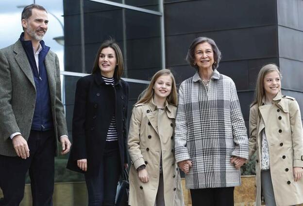 El final de la polémica: Doña Sofía posa de la mano con sus nietas