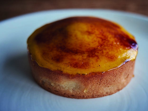 Tartaleta de crema de mango gratinada.