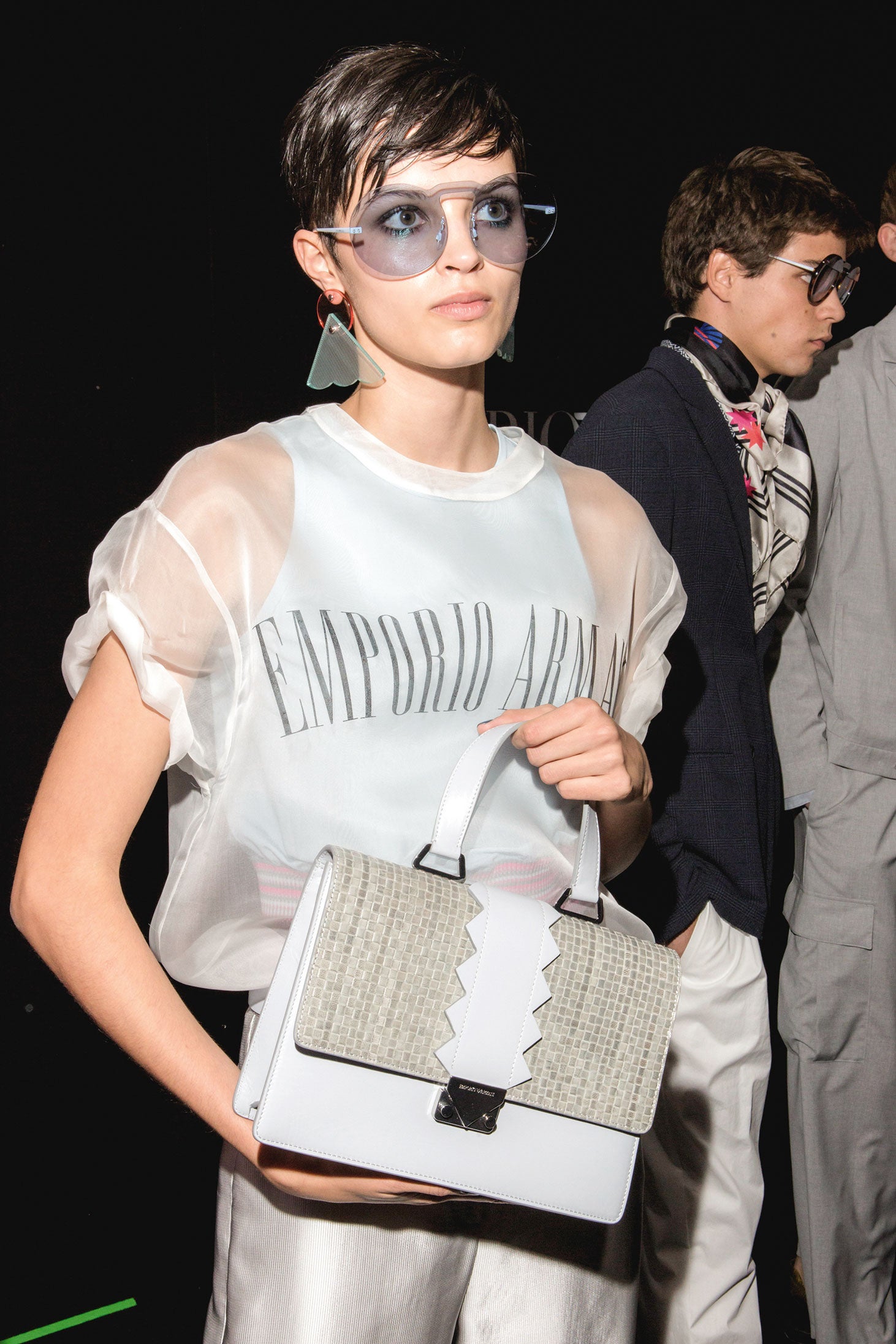 Pantalones blancos rotos y otras pistas con estilo