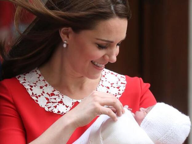 Kate Middleton homenajea (otra vez) a Lady Di en su salida del hospital