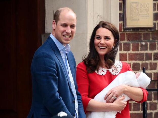 ¿Se está durmiendo el Príncipe Guillermo en esta misa?