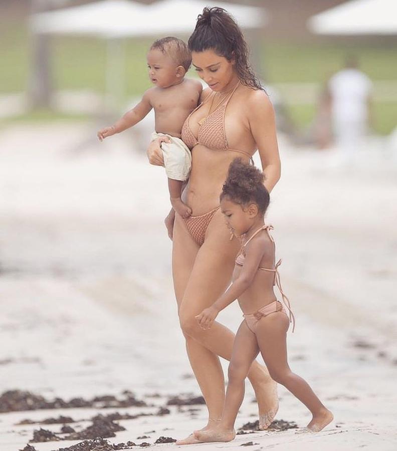 El bikini nude según Kim Kardashian (II)