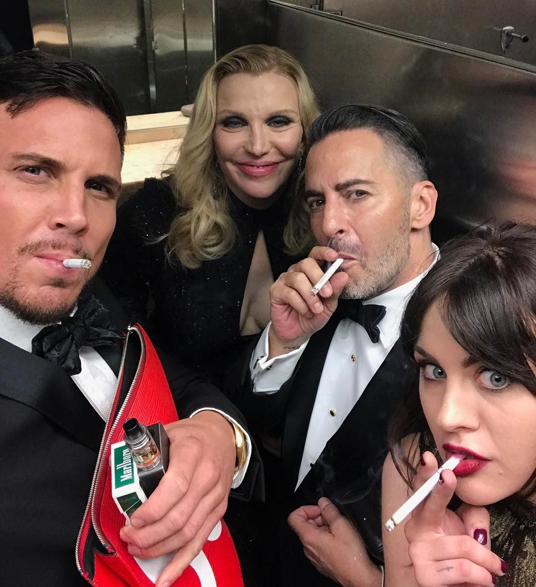 8 polémicas sonadas que estropearon la exclusiva Gala del Met: 'Celebrities' fumando en el baño